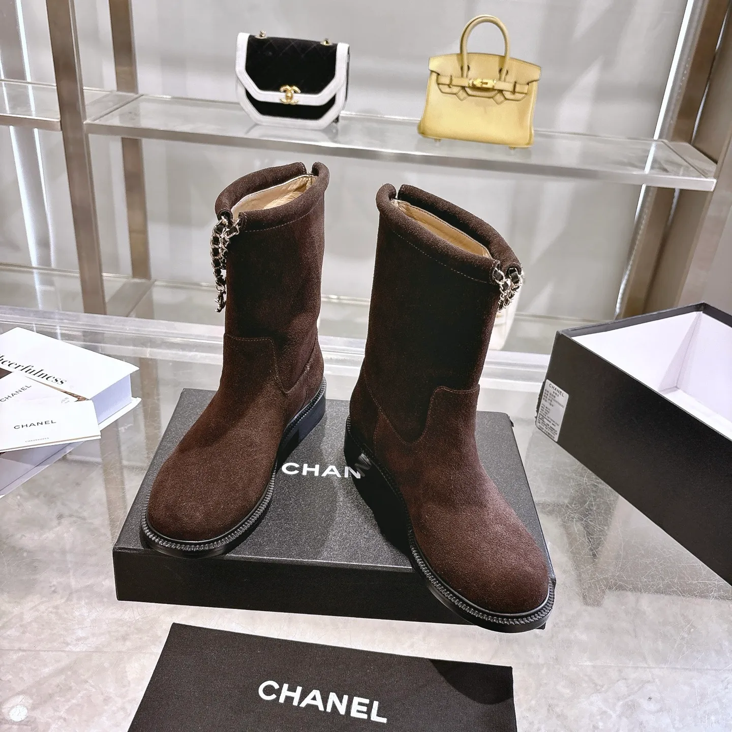 👟👟Ex-factory price 580👟👟 (Top version) CHANEL Chanel* Xiaoxiang new autumn and winter letter knight boots. This knight boot is really a representative of handsome fashion. The boots are embellished with Chanel letters, low-key yet luxurious! Simple, fashionable, individual and grand! The natural and smooth beauty has a beauty that is stunning in time. You should also show off your long legs in winter ~ Upper: imported calfskin Lining: water-dyed cowhide lining Heel height: about 3cm Size: 35-39 (40, 41 customization is not returnable)